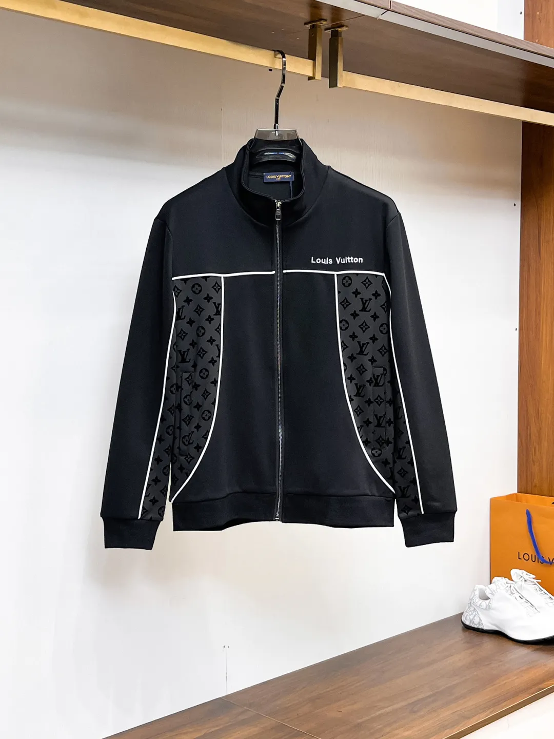 🅿️720 LV 2025 autumn and winter new counter casual suit, breathable, comfortable and casual! Full of high-end feel! The details are exquisite and high-end, and the workmanship is impeccable! The original high-end fabric is very high-end! The fabric is crisp, anti-wrinkle and wear-resistant, warm, neat and stylish. Everyone must buy a set this autumn and winter. They must look cool and handsome when wearing it. We specially recommend the size M-3XLC30